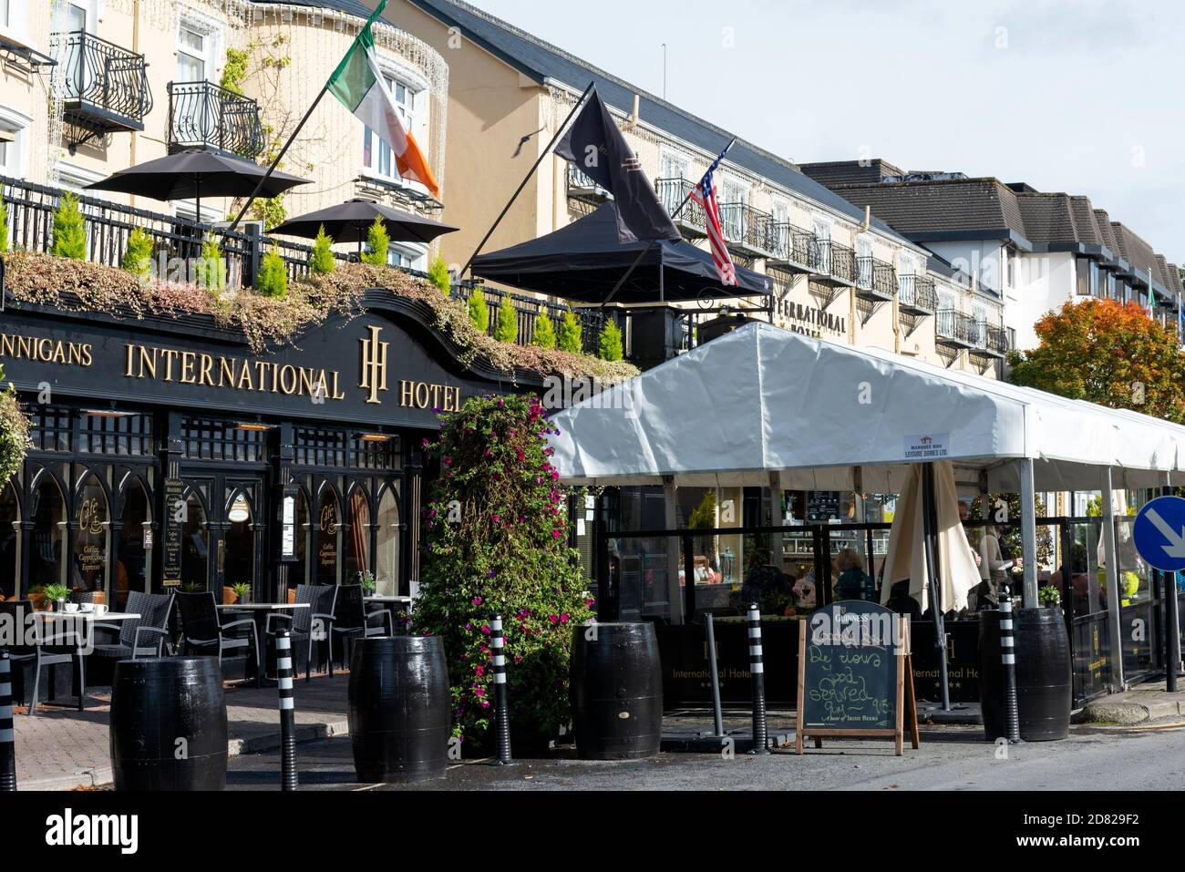 Killarney Shops, bar, ristoranti, spazio all'aperto e tenda all'International Hotel di Killarney, Contea di Kerry, Irlanda Foto Stock