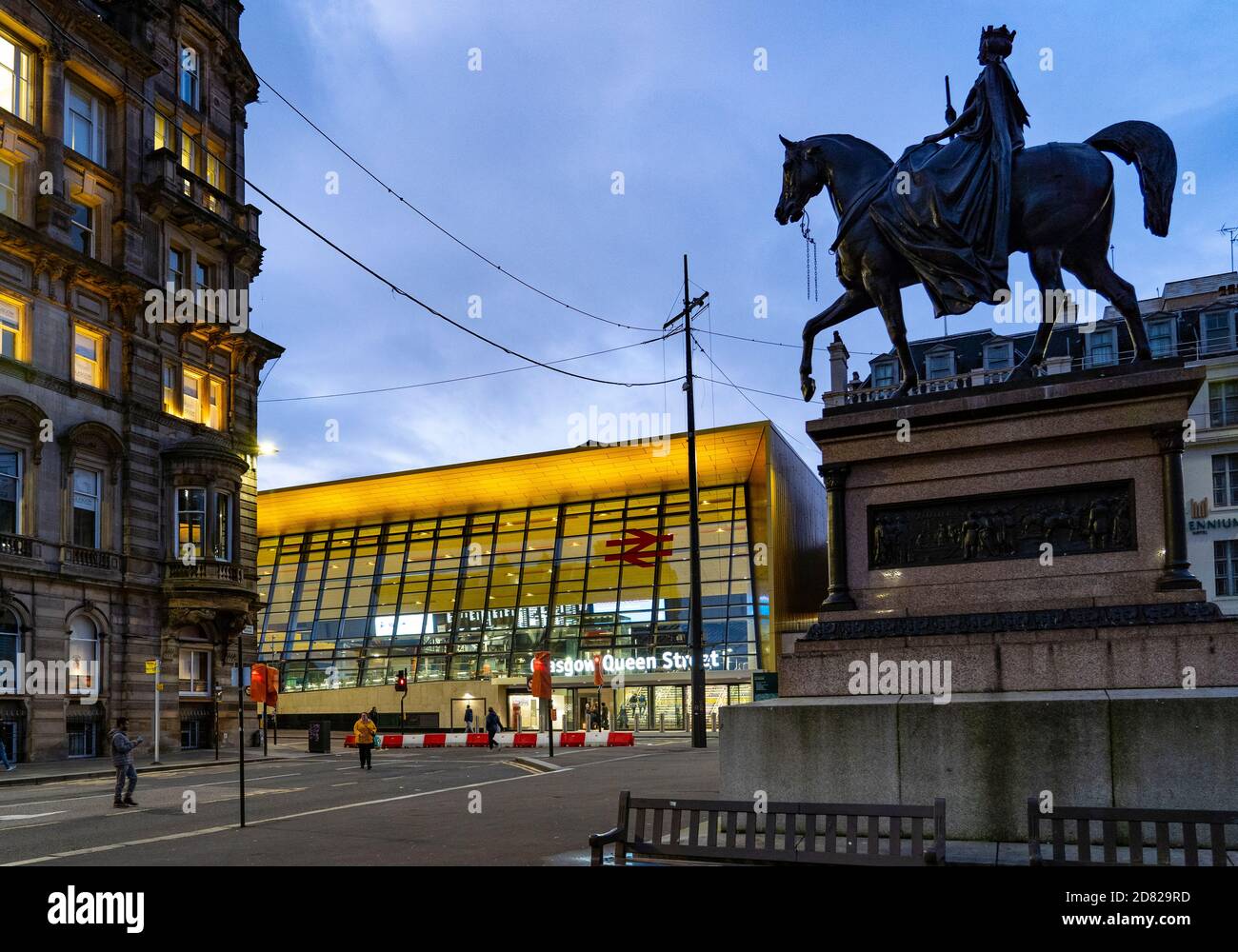 Vista esterna della nuova facciata della stazione di Glasgow Queen Street a Glasgow, Scozia, Regno Unito Foto Stock
