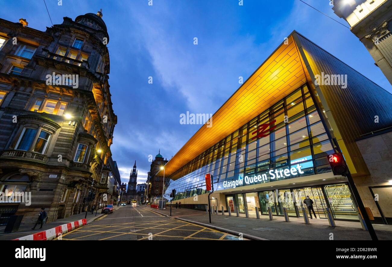 Vista esterna della nuova facciata della stazione di Glasgow Queen Street a Glasgow, Scozia, Regno Unito Foto Stock