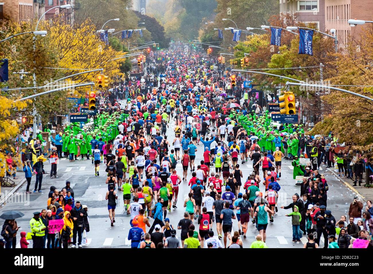 I corridori maratona che corrono nella Maratona di NYC Foto Stock