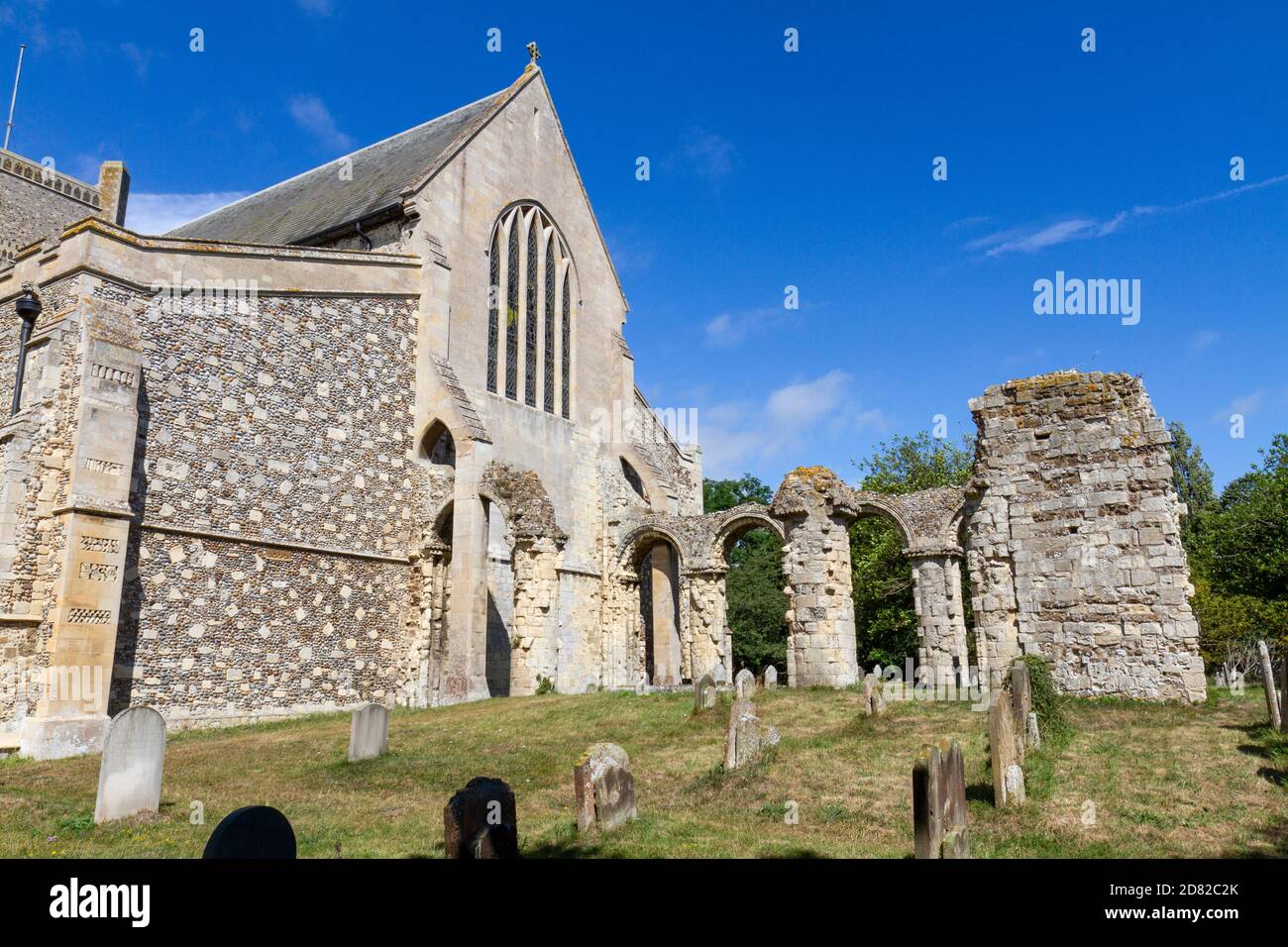 Chiesa di San Bartolomeo e cimitero di Orford, Suffolk, Inghilterra. Foto Stock