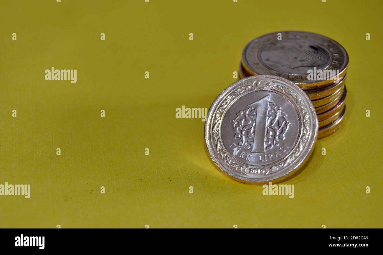 Denaro e valuta della Turchia. Denaro e gruppi di monete 'una lira turca' insieme. Sfondo isolato. Foto Stock