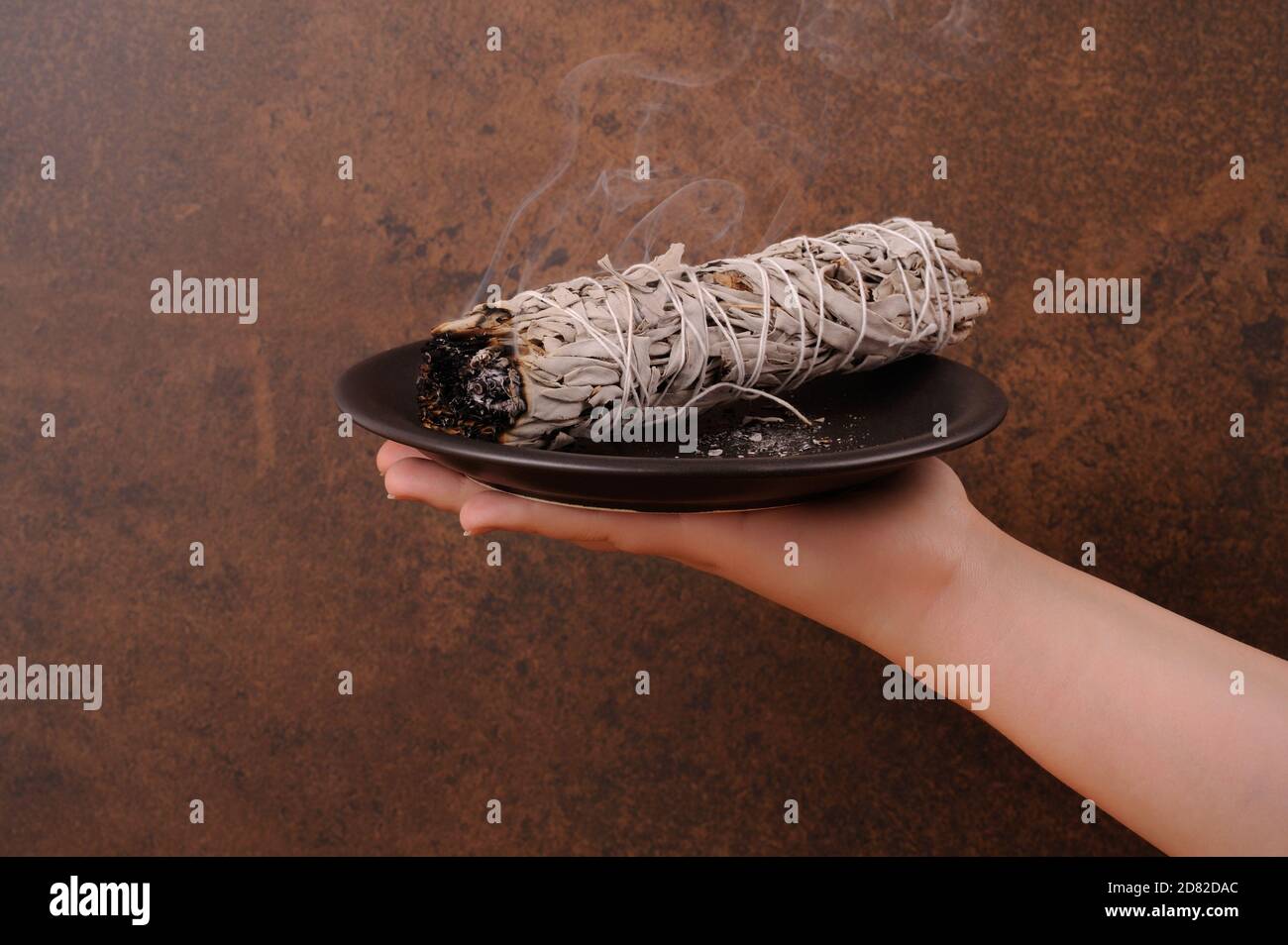 Pacchetto di masterizzazione di White Sage. Pulire la casa con fumo aromatico. Orizzontale con spazio per il testo. Foto Stock