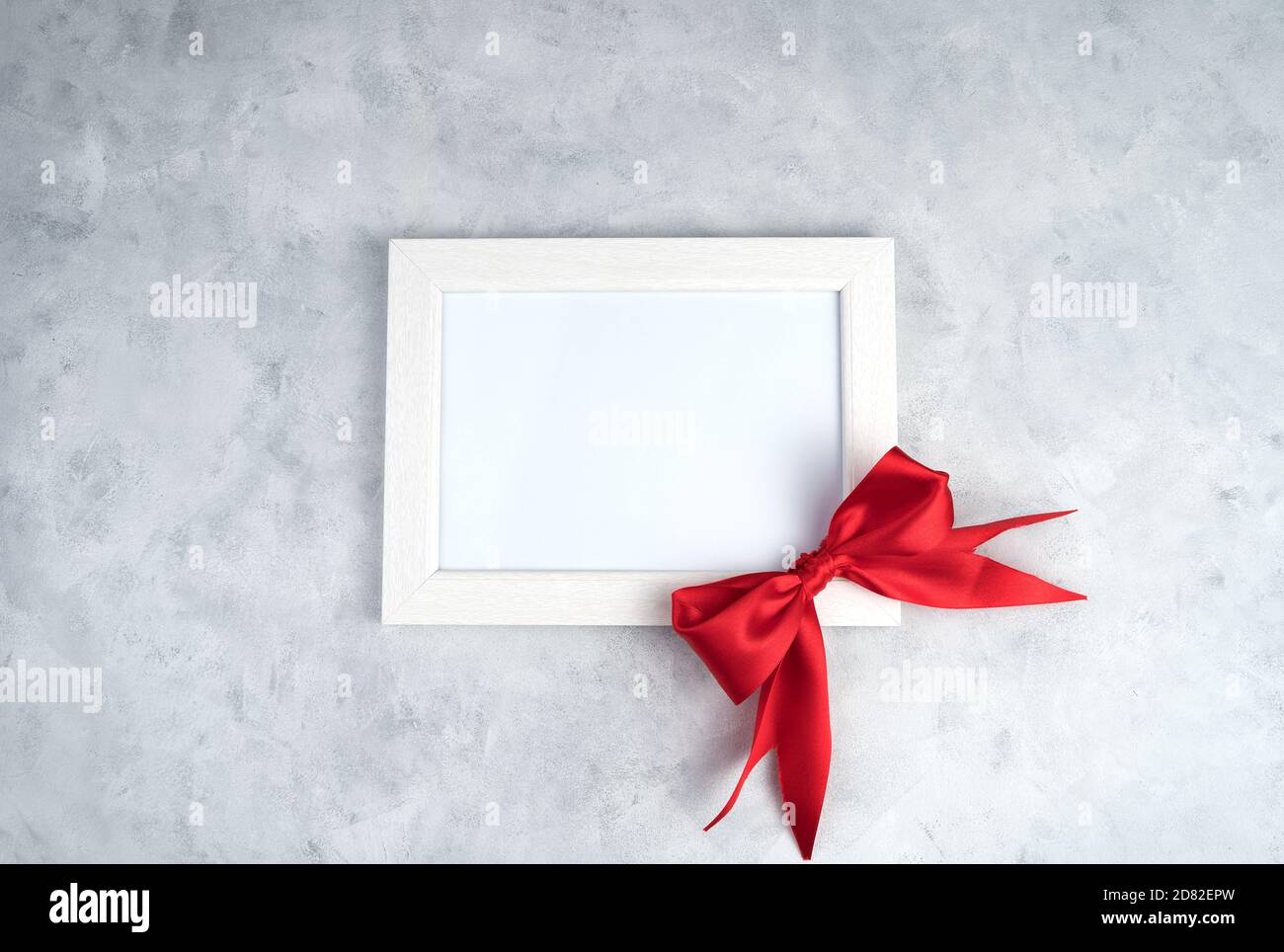 Cornice bianca con arco rosso su cemento grigio. Foto Stock