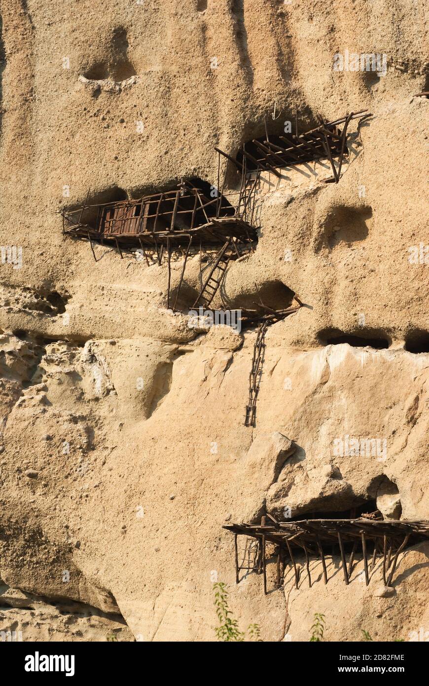 Antica grotta degli eremiti del monastero di Agios Antonios. Quando il primo monaco arrivò a Meteora, nel 985, visse in una cavità, crepe e fessure sulle rocce Foto Stock