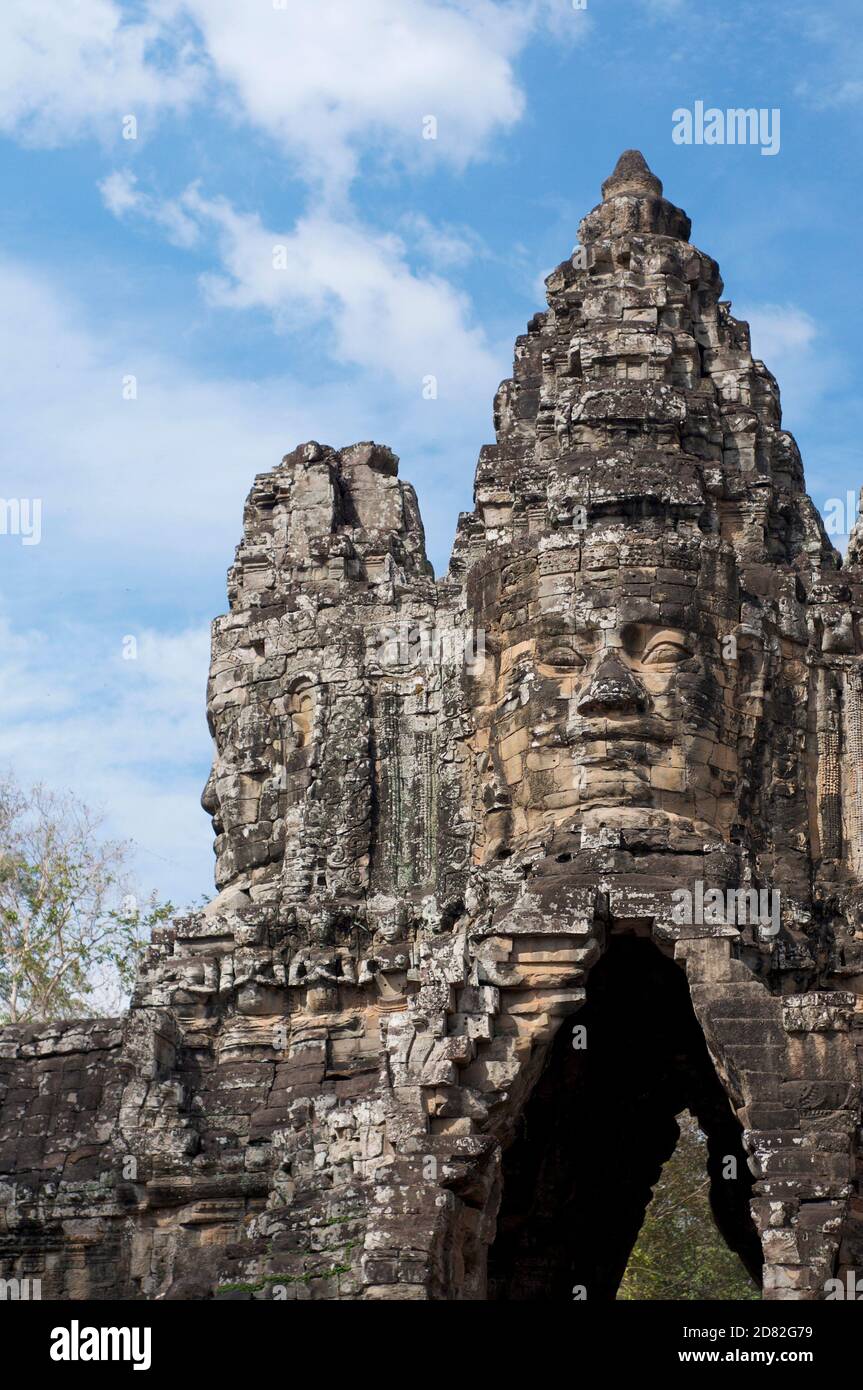 Bella pietra si affaccia torre al tempio Bayon a Siem Reap, Cambogia Foto Stock