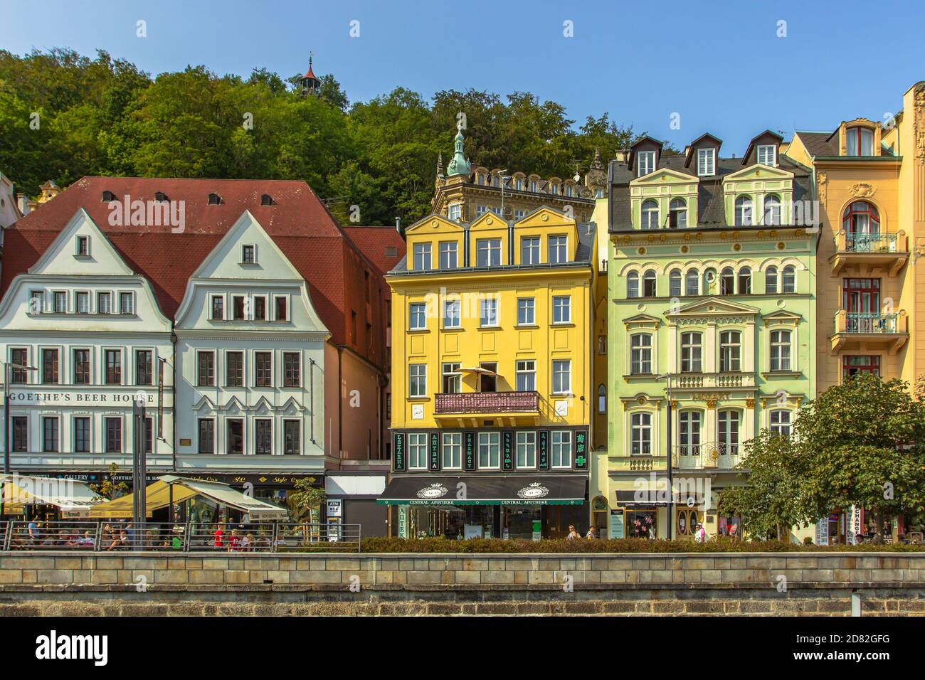 Karlovy Vary, Repubblica Ceca-12 settembre 2020. Vista di case colorate e edifici tradizionali in ceco famosa spa city.Romantic architettura di Foto Stock