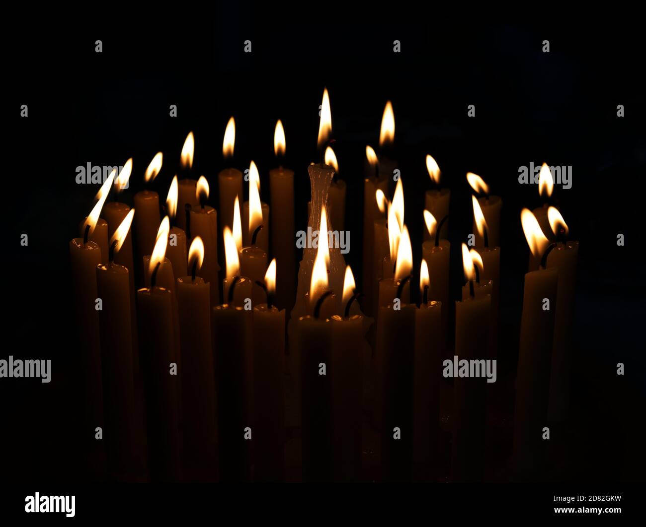 Momenti emotivi durante il compleanno tra amici e familiari Foto Stock