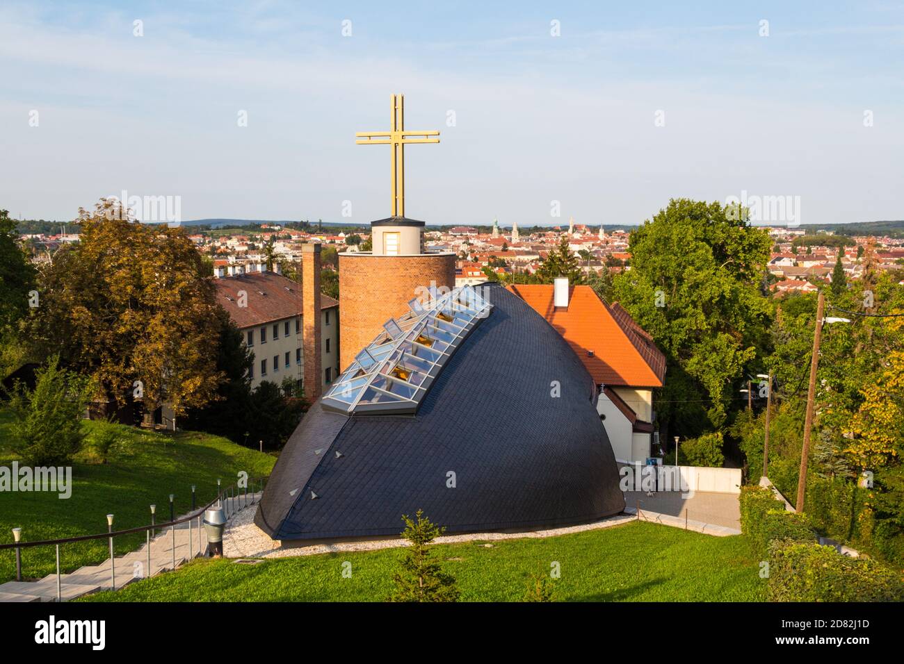 Chiesa di Santa Margherita costruita nel 2015 con vista su Sopron, Ungheria Foto Stock