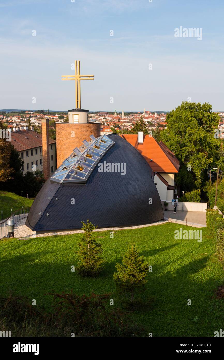 Chiesa di Santa Margherita costruita nel 2015 con vista su Sopron, Ungheria Foto Stock