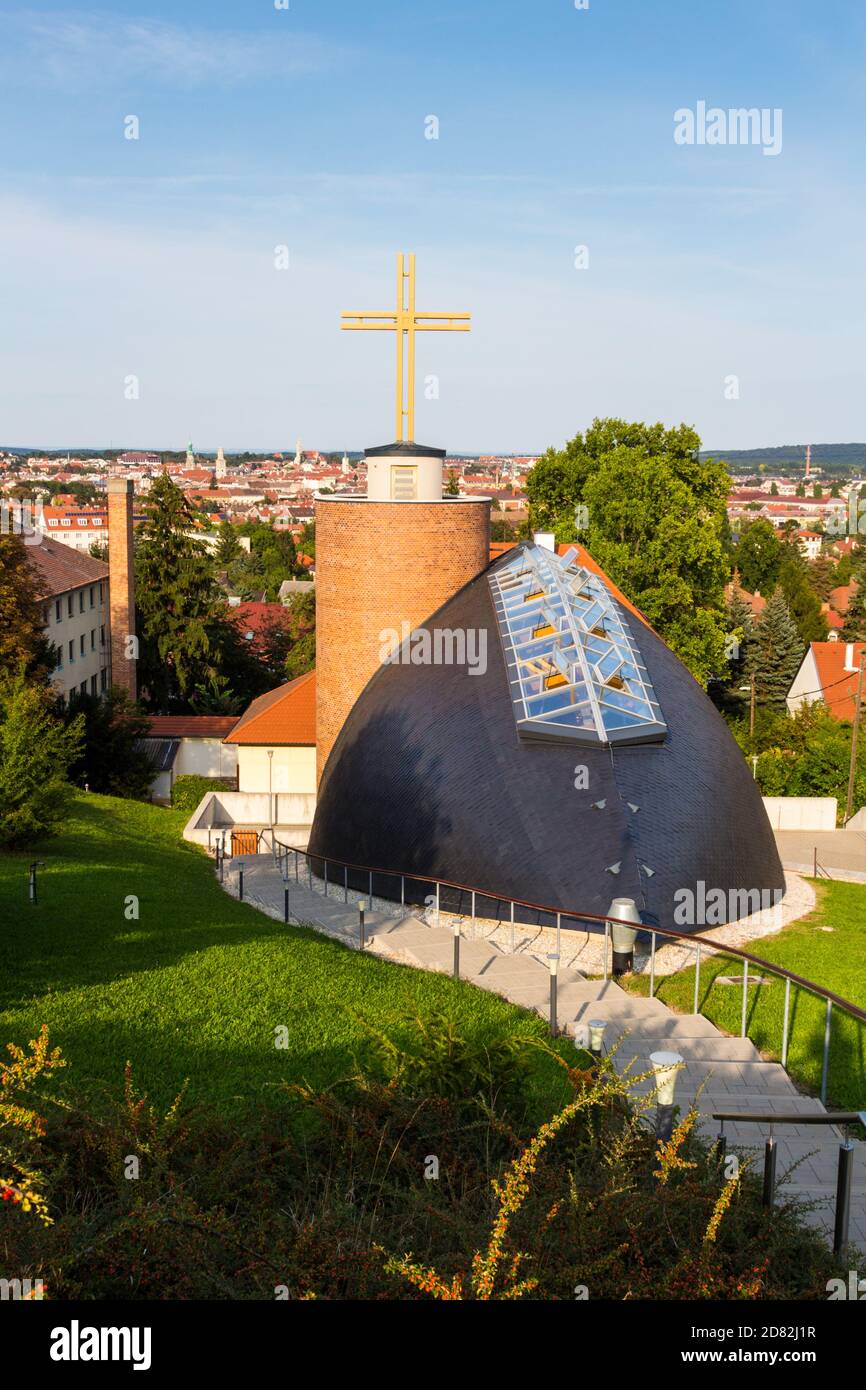 Chiesa di Santa Margherita costruita nel 2015 con vista su Sopron, Ungheria Foto Stock