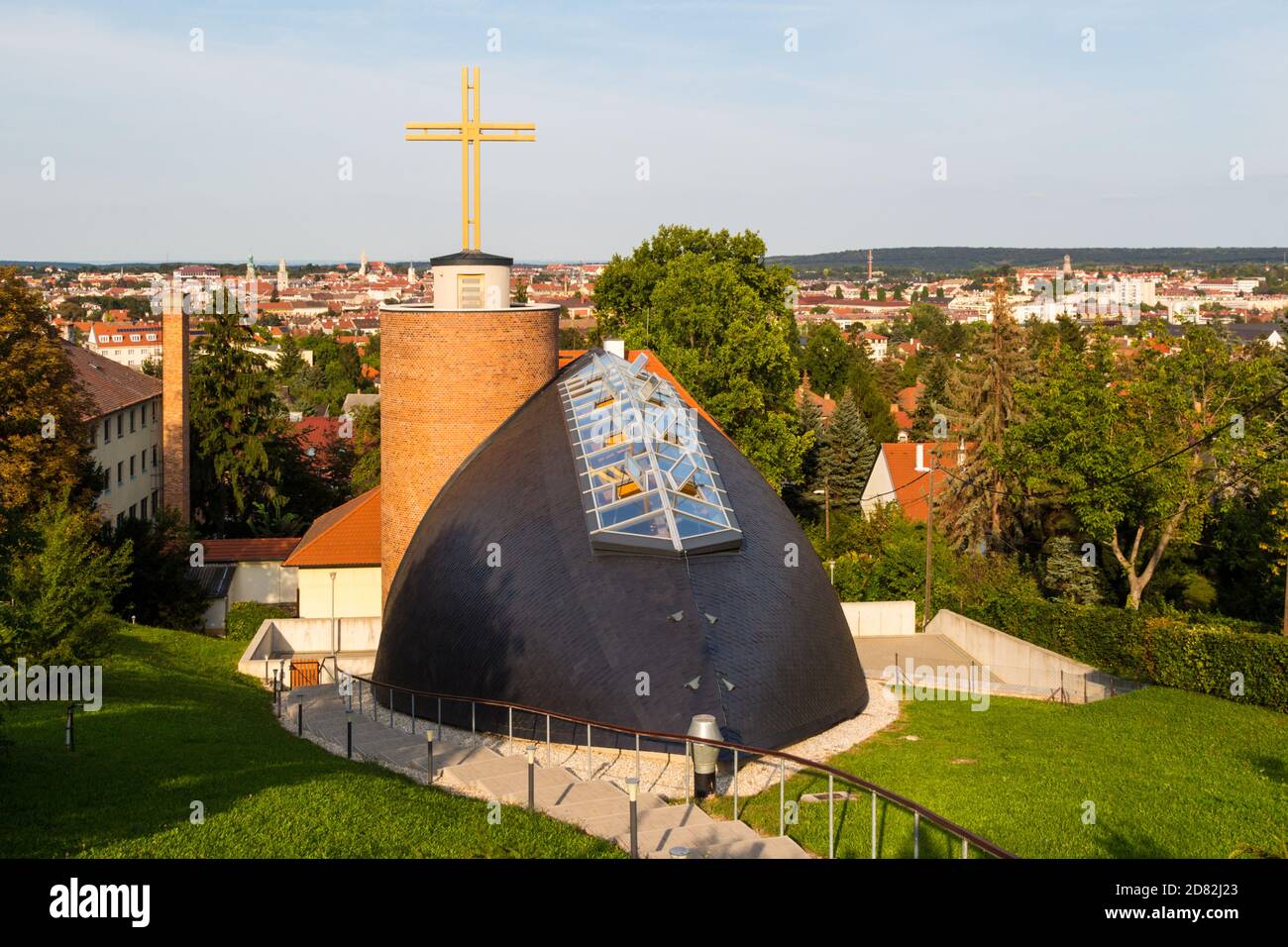 Chiesa di Santa Margherita costruita nel 2015 con vista su Sopron, Ungheria Foto Stock