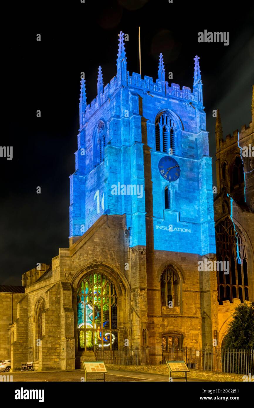 Animazione "100 Solutions to reverse climate change" di ben Sheppee proiettata sulla chiesa di St Margaret o su Lynn Minster, King's Lynn. Foto Stock