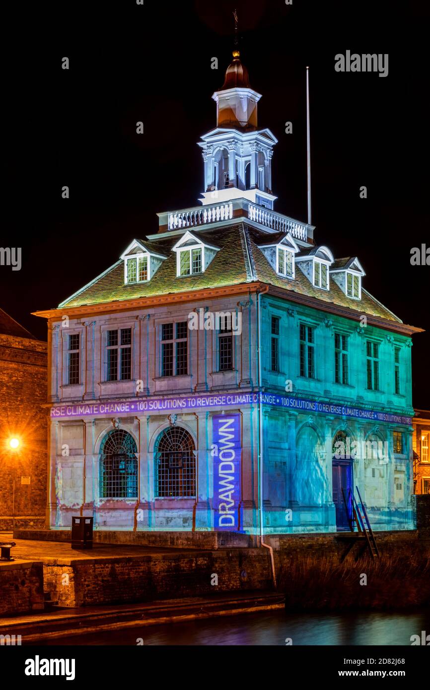 Animazione "100 Solutions to reverse climate change" di ben Sheppee proiettata sulla Dogana House, King's Lynn. Foto Stock