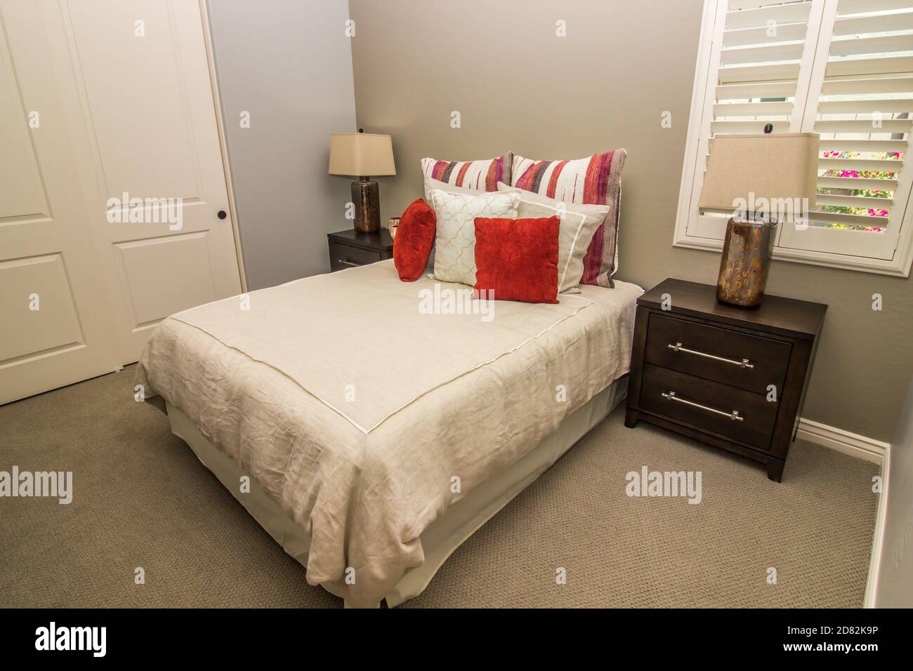 Camera con letto, cuscini a gettata, supporti e lampade Foto Stock
