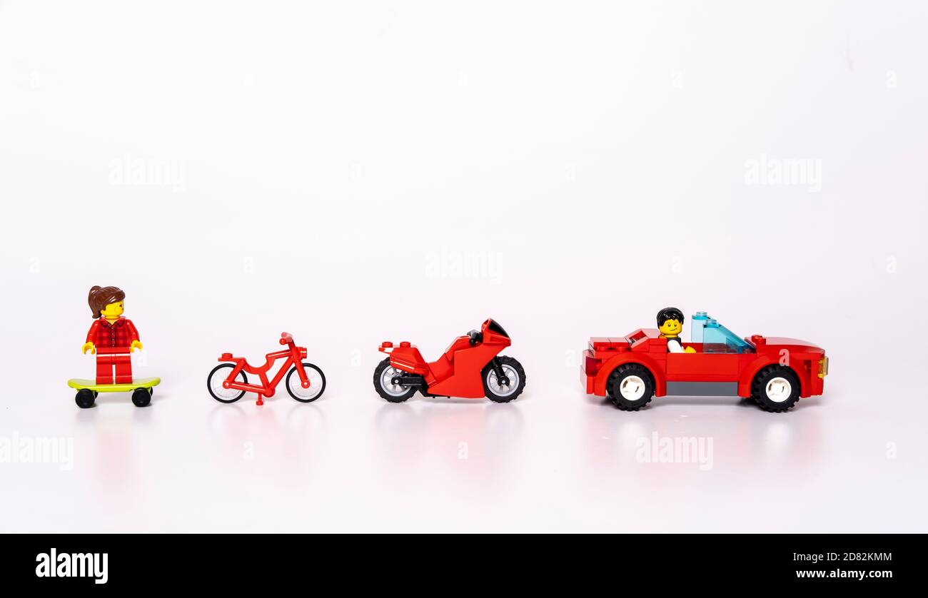 Illustrazione del termine prodotto minimo vitale (MVP) da mostrare sviluppo di prodotti utilizzando un approccio agile alla gestione dei progetti utilizzando i veicoli lego Foto Stock