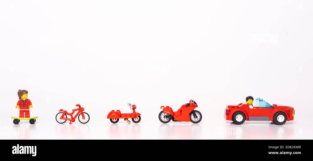 Illustrazione del prodotto minimo (MVP) per mostrare lo sviluppo del prodotto utilizzo di una gestione dei progetti agile con veicoli lego, dallo skateboard a. auto Foto Stock