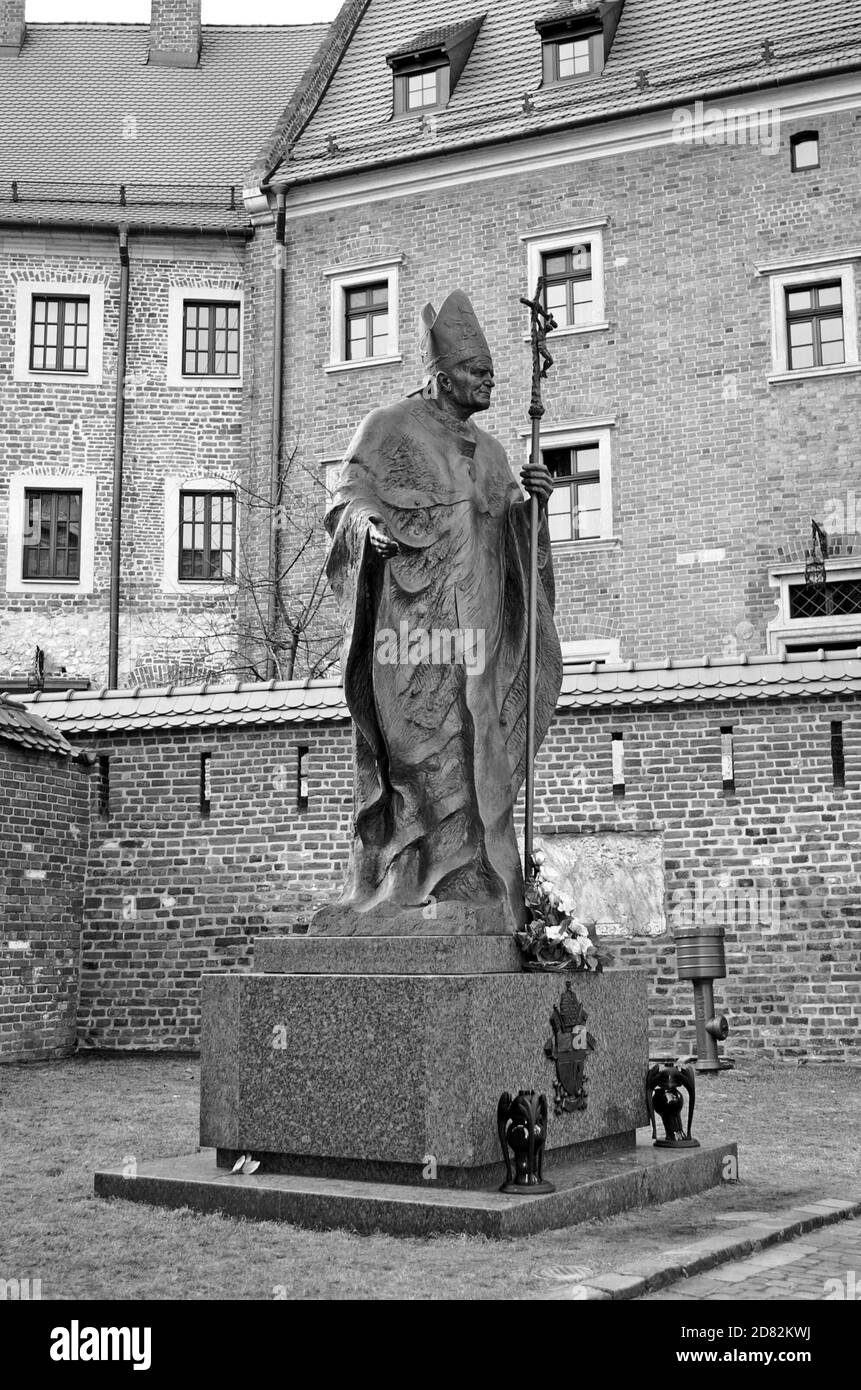 Una statua in bronzo a grandezza naturale di Papa Giovanni Paolo 2 sorge nei terreni del complesso Wawel a Cracovia, in Polonia, il luogo di nascita di Karol Wojtyla. Foto Stock