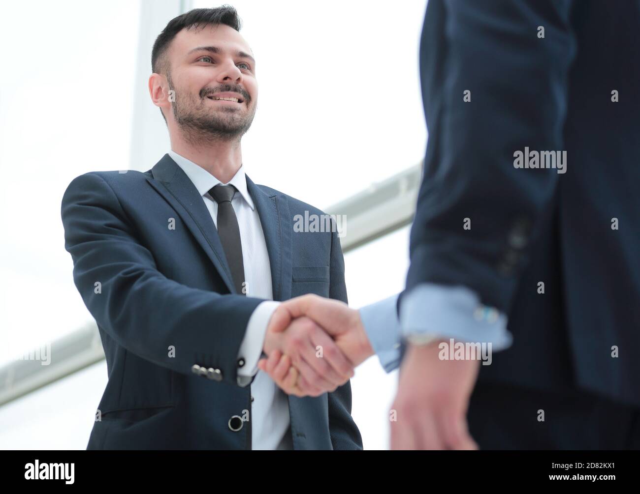 Stretta di mano del business partner dopo un favorevole accordo commerciale Foto Stock