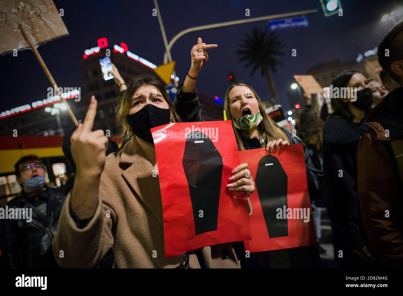 (NOTA PER GLI EDITORI: L'immagine contiene profanity)i manifestanti sono cartelli e cantano slogan anti-governativi durante la protesta. Migliaia di persone sono scese per le strade della Polonia per un quinto giorno di proteste contro una sentenza della Corte costituzionale che avrebbe imposto un divieto quasi totale di aborto in Polonia. Hanno occupato diverse rotatorie chiave nel centro della città per bloccare il traffico e ha cantato slogan anti-governo, brandiando il simbolo di protesta - un fulmine rosso. La Women's Strike Organisation (Strajk Kobiet), che ha avviato le proteste in Polonia, ha scelto come motto: Questa è la guerra! (Da a. Foto Stock