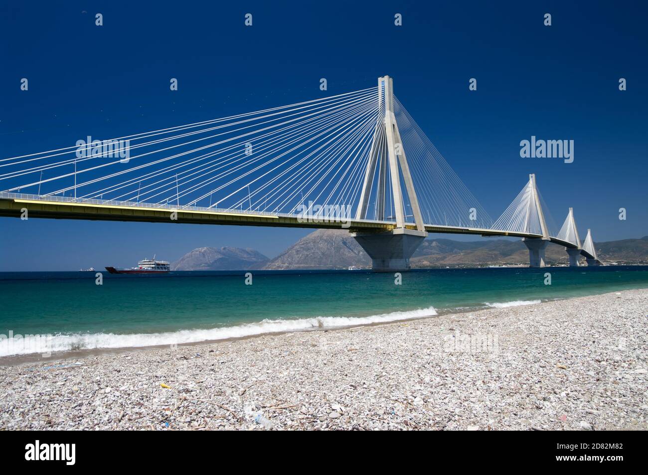 Ponte sospeso che attraversa lo stretto del Golfo di Corinto, Grecia. Il suo nome ufficiale è Charilaos Trikoupis Bridge. L'architetto principale era Berdj Mikaelian Foto Stock