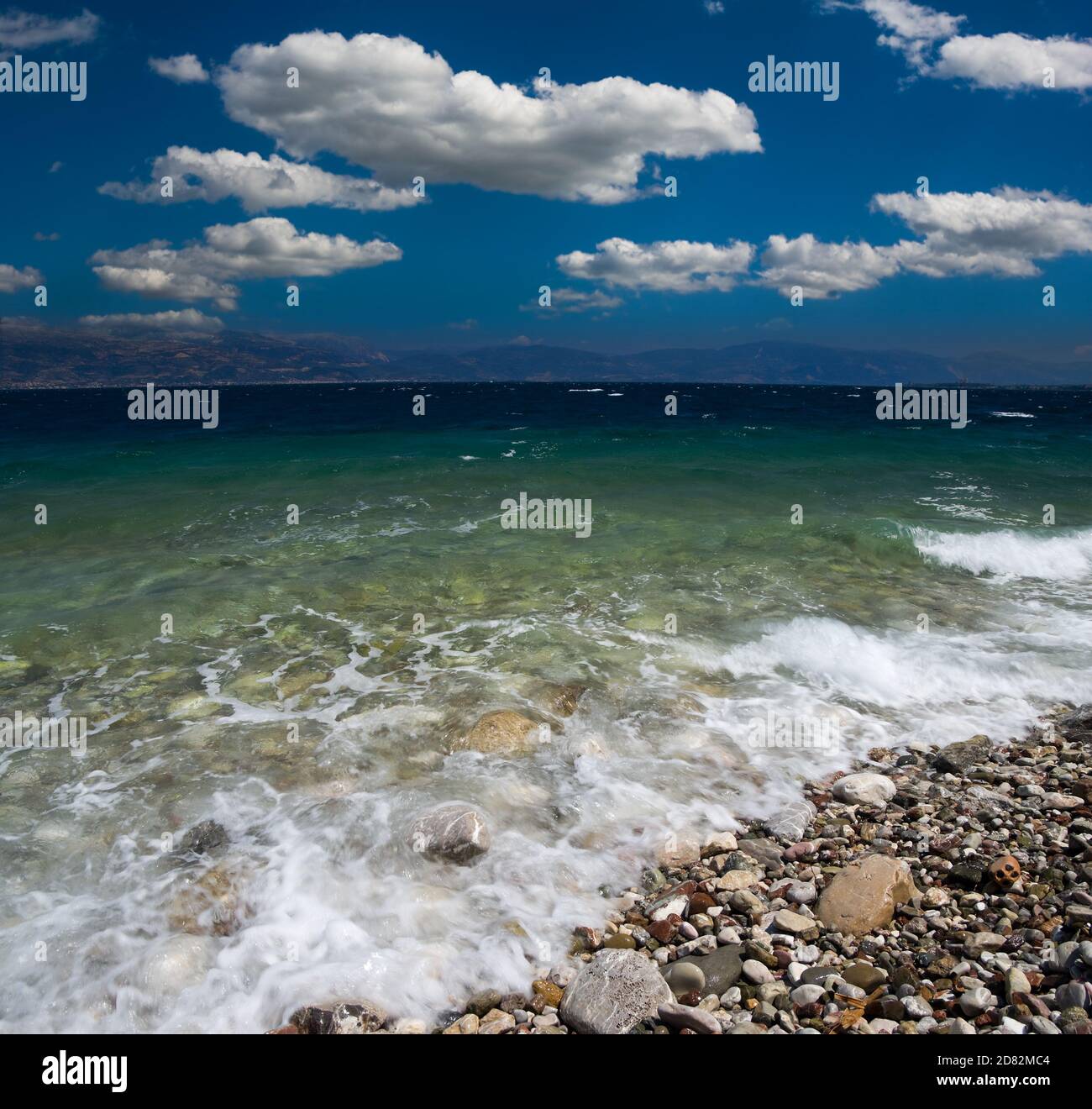 Suggestivo paesaggio nuvoloso sulla riva del mare greco dello stretto di Corinto Foto Stock