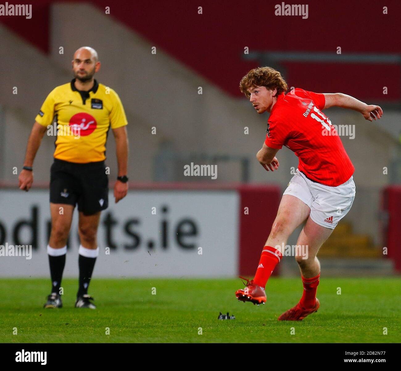 Thomond Park, Limerick, Munster, Irlanda. 26 Ottobre 2020. Guinness Pro 14 Rugby, Munster contro Cardiff Blues; ben Healy di Munster converte Dan Goggin di Munster Try Credit: Action Plus Sports/Alamy Live News Foto Stock