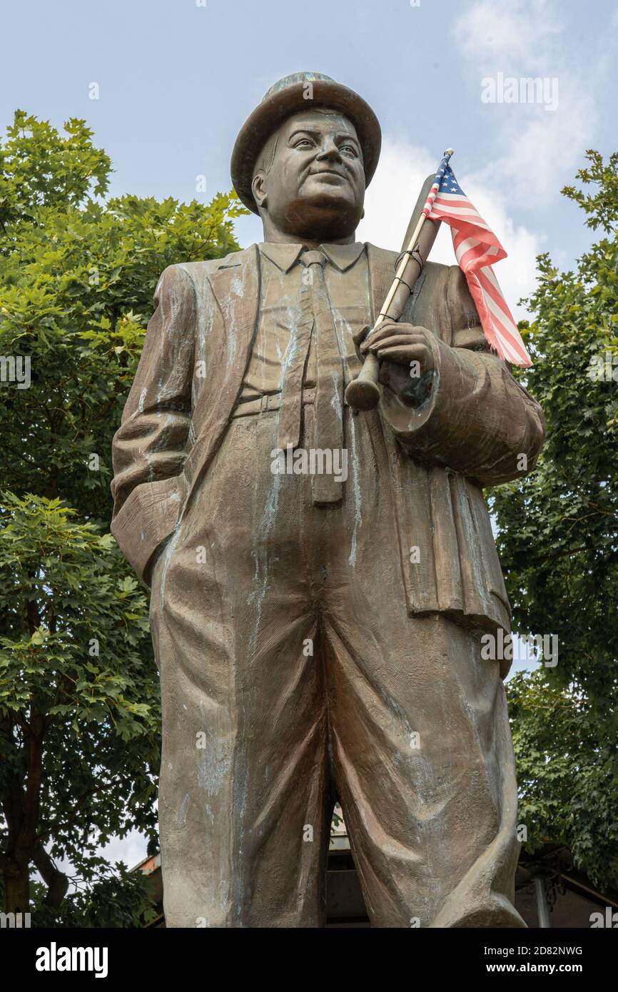 Patterson, NJ - 14 settembre 2020: Dettaglio della statua commemorativa di Lou Costello di Deidre Zahkjkewycz chiamata 'Lou's on First' dopo la popolare commedia rout Foto Stock