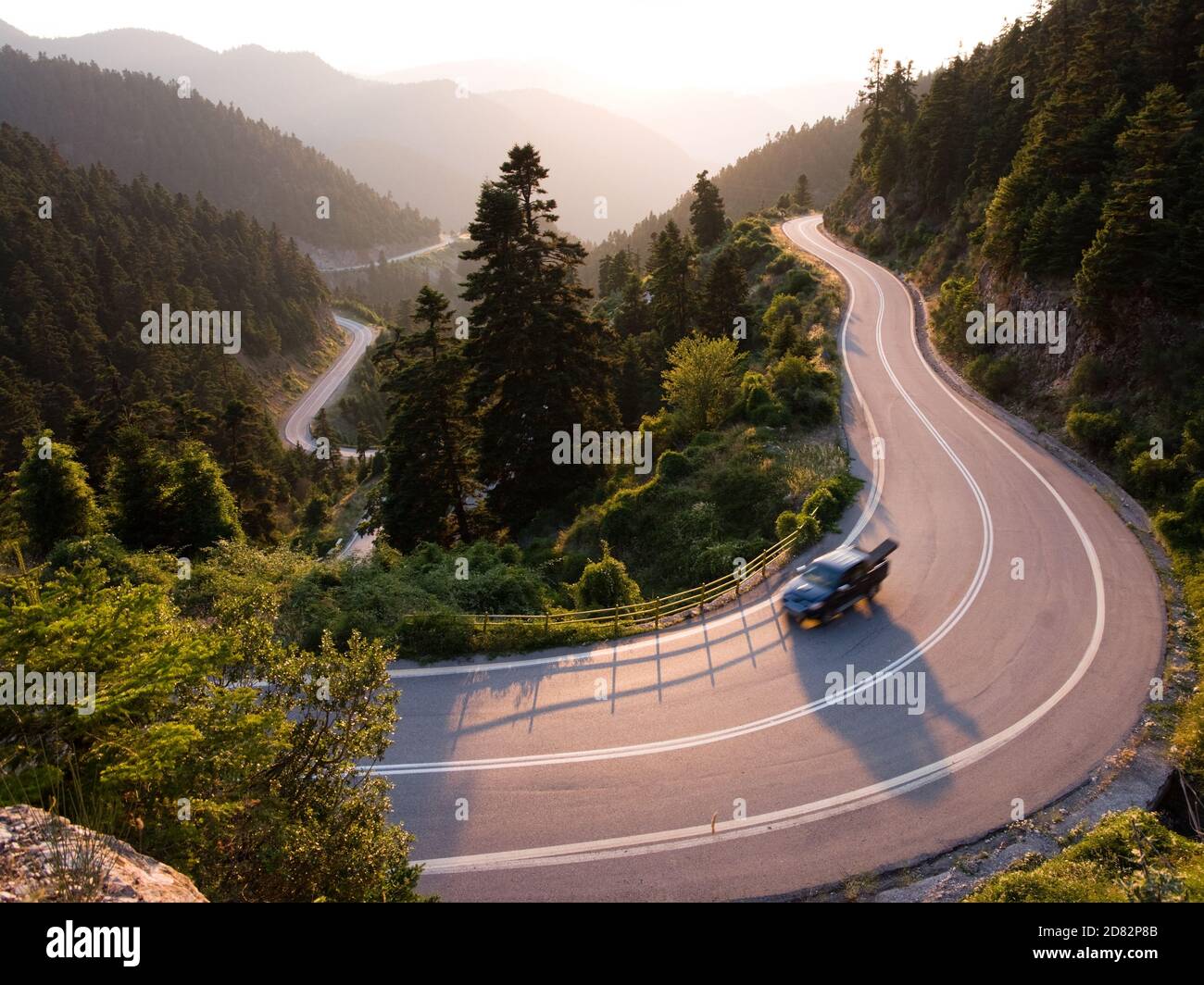 Paesaggio per strada tortuosa di montagna con pick-up in Grecia Foto Stock