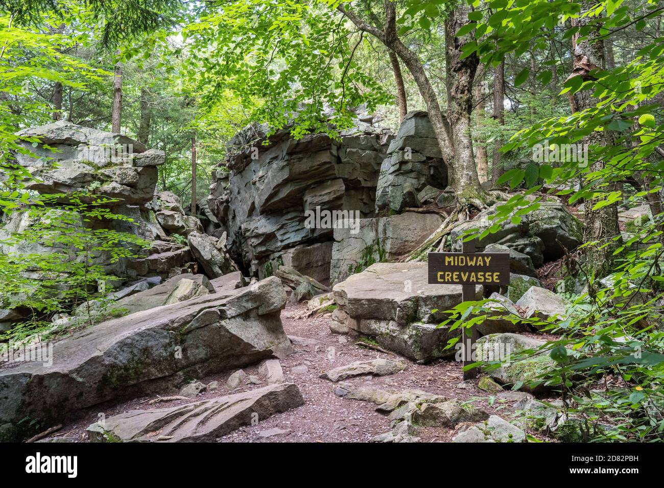 Benton, PA - 4 settembre 2020: Cartello di fronte ai massi giganti che devono essere navigati lungo il Falls Trail presso il Ricketts Glen state Pa Foto Stock