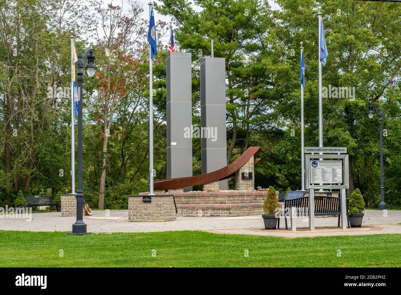 Absecon, NJ - 2 ottobre 2020: L'Absecon 9-11 Memorial ha 2 torri simboliche di 19 piedi e un pezzo di acciaio ritorto di 16 piedi dal 39o piano del Sud Foto Stock
