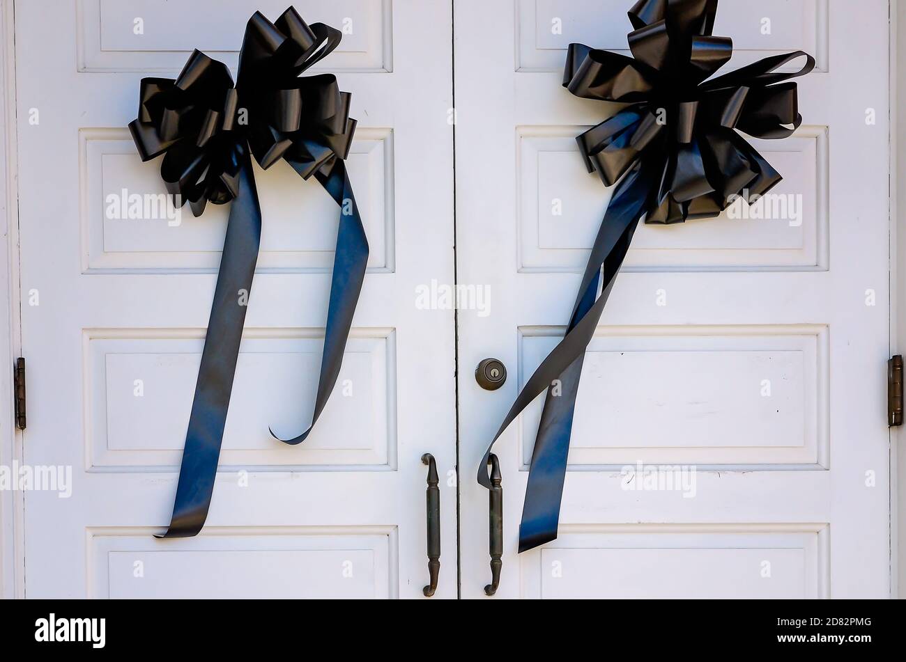 Nastri neri appendono alle porte del vecchio museo del tribunale dopo la morte dell'autore locale Harper Lee, 19 febbraio 2016, a Monroeville, Alabama. Foto Stock