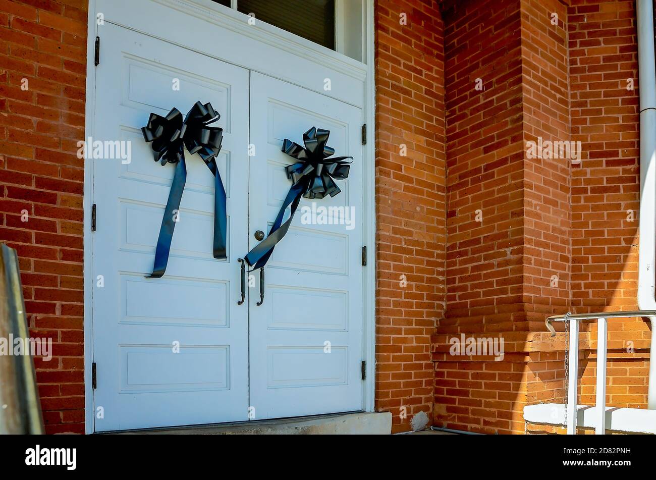Nastri neri appendono alle porte del vecchio museo del tribunale dopo la morte dell'autore locale Harper Lee, 19 febbraio 2016, a Monroeville, Alabama. Foto Stock