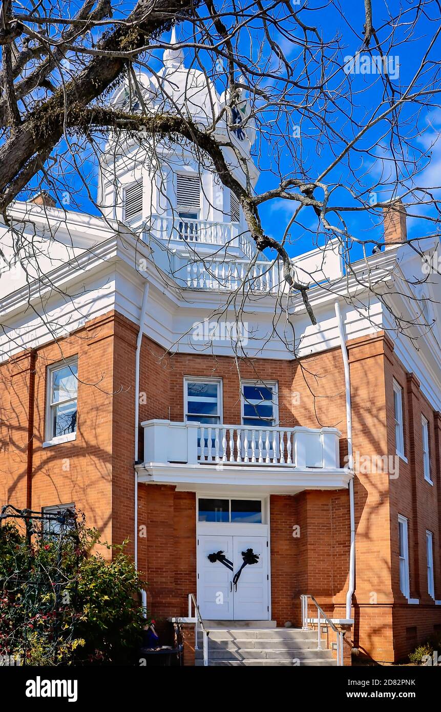 I nastri neri appendono all'Old Courthouse Museum dopo la morte dell'autore locale Harper Lee, 19 febbraio 2016, a Monroeville, Alabama. Foto Stock