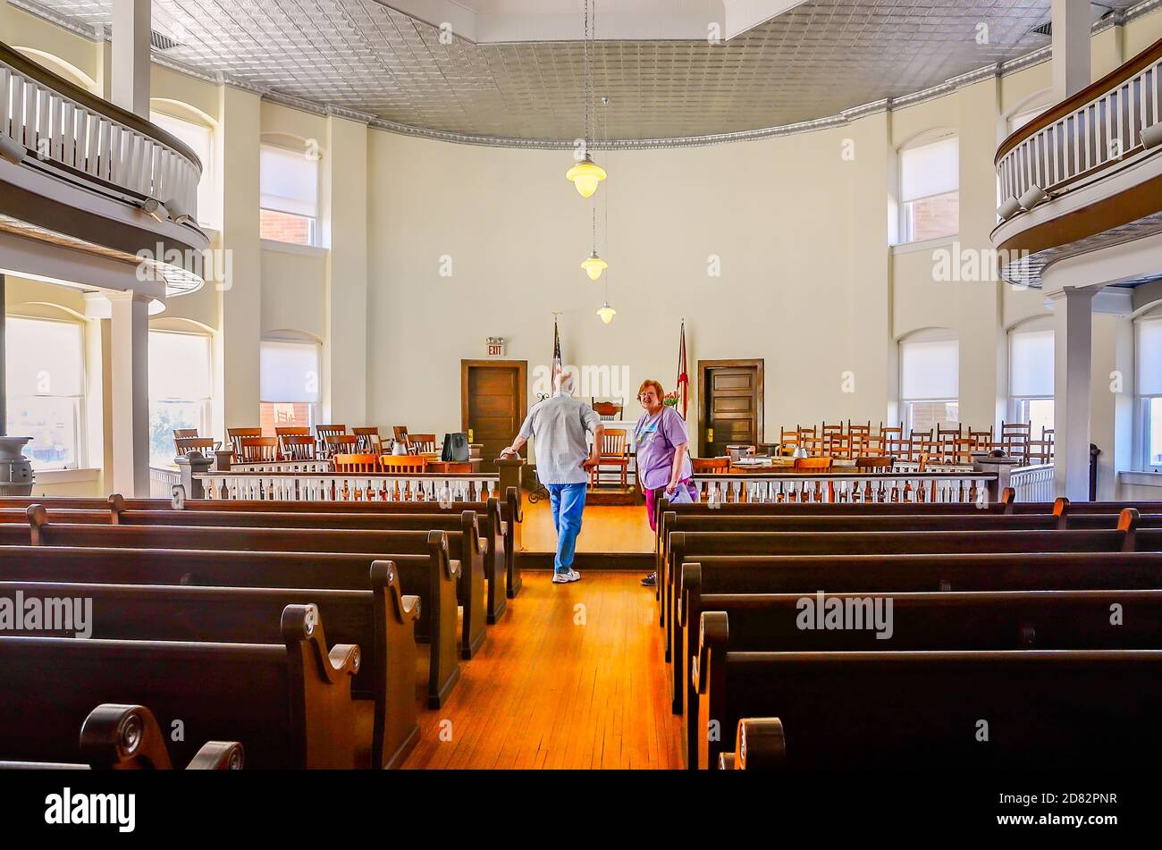 I turisti visitano l'Old Courthouse Museum dopo la morte dell'autore locale Harper Lee, 19 febbraio 2016, a Monroeville, Alabama. Foto Stock