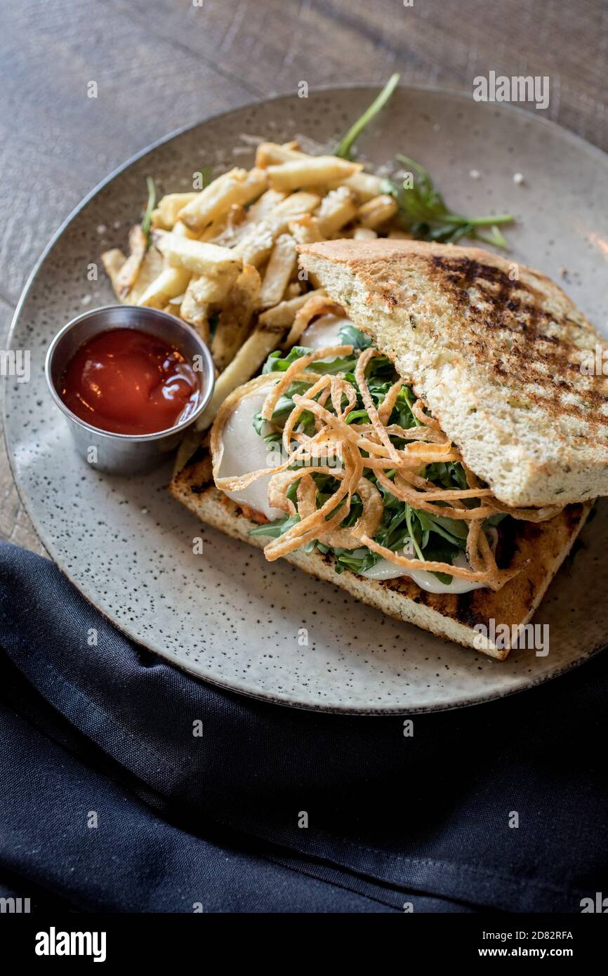 Panini di pollo serviti con patatine fritte nel ristorante italiano Foto Stock