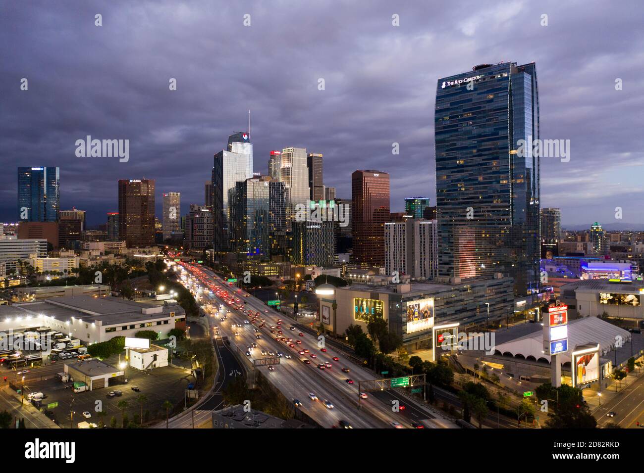 Vista aerea dello skyline del centro di Los Angeles di notte cade Foto Stock