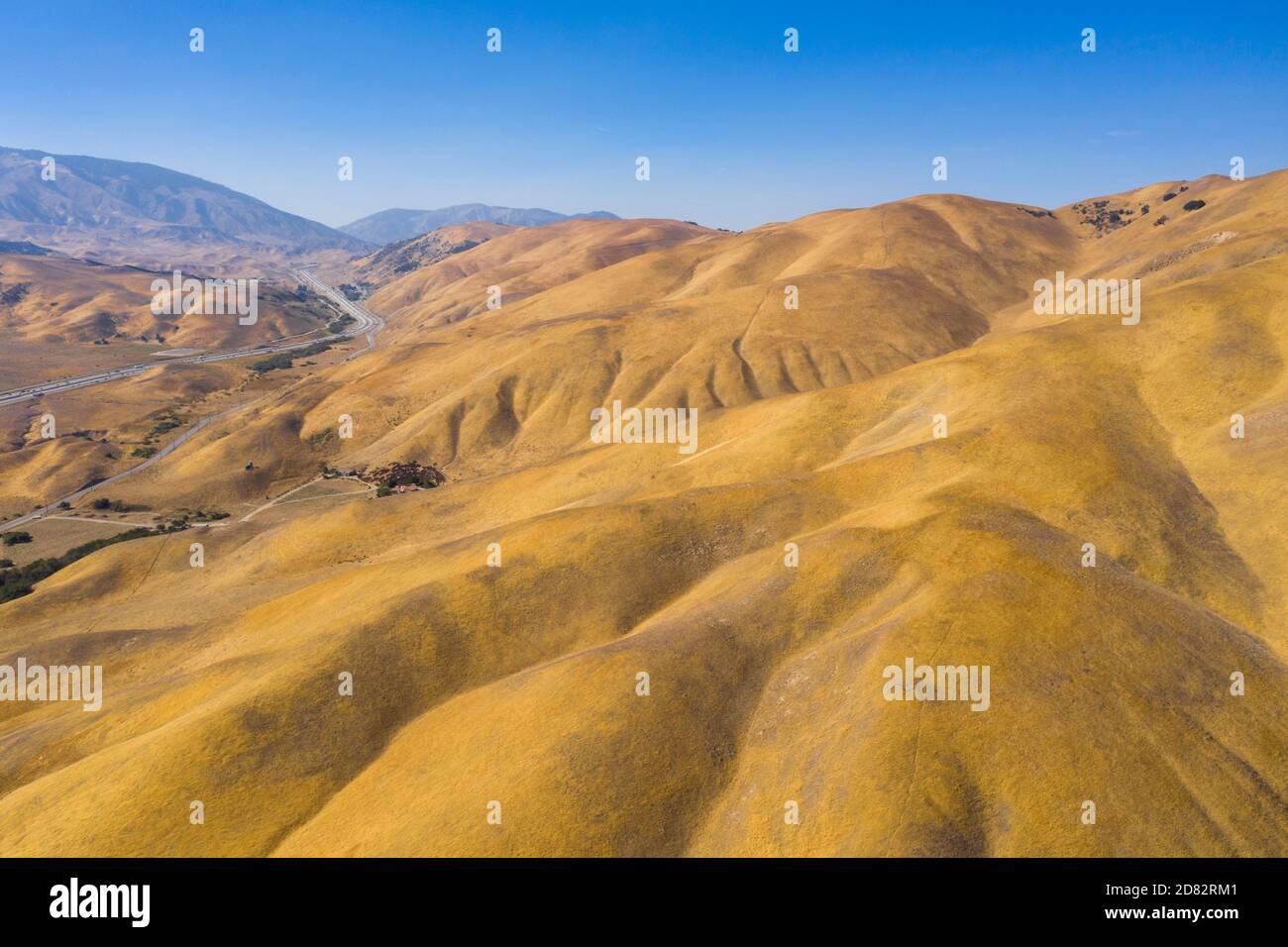 Vista aerea delle colline erbose lungo la faglia di San Andreas vicino a Gorman, California Foto Stock