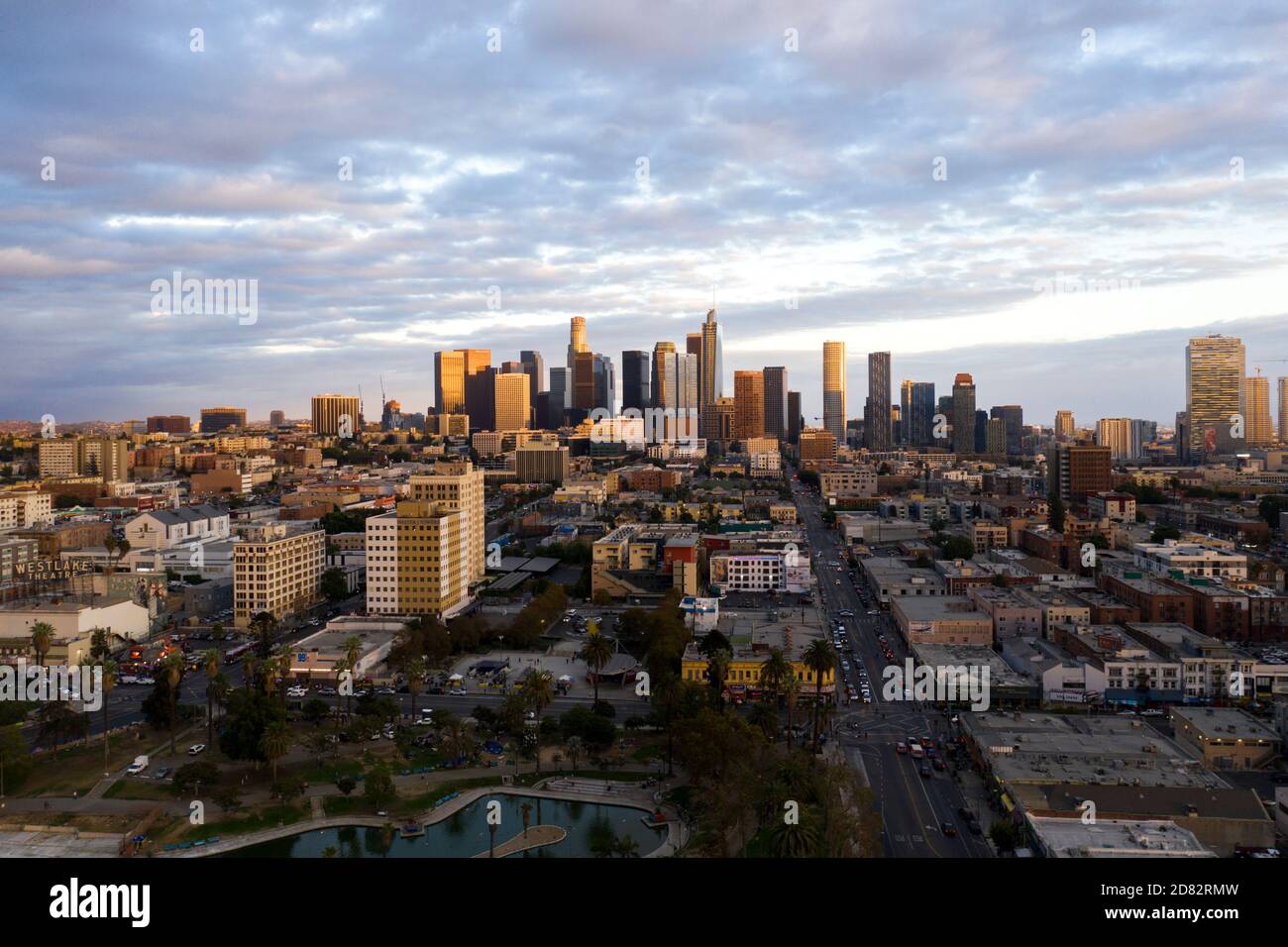 Vista aerea serale del quartiere di Westlake vicino al centro di Los Angeles con lo skyline in lontananza Foto Stock