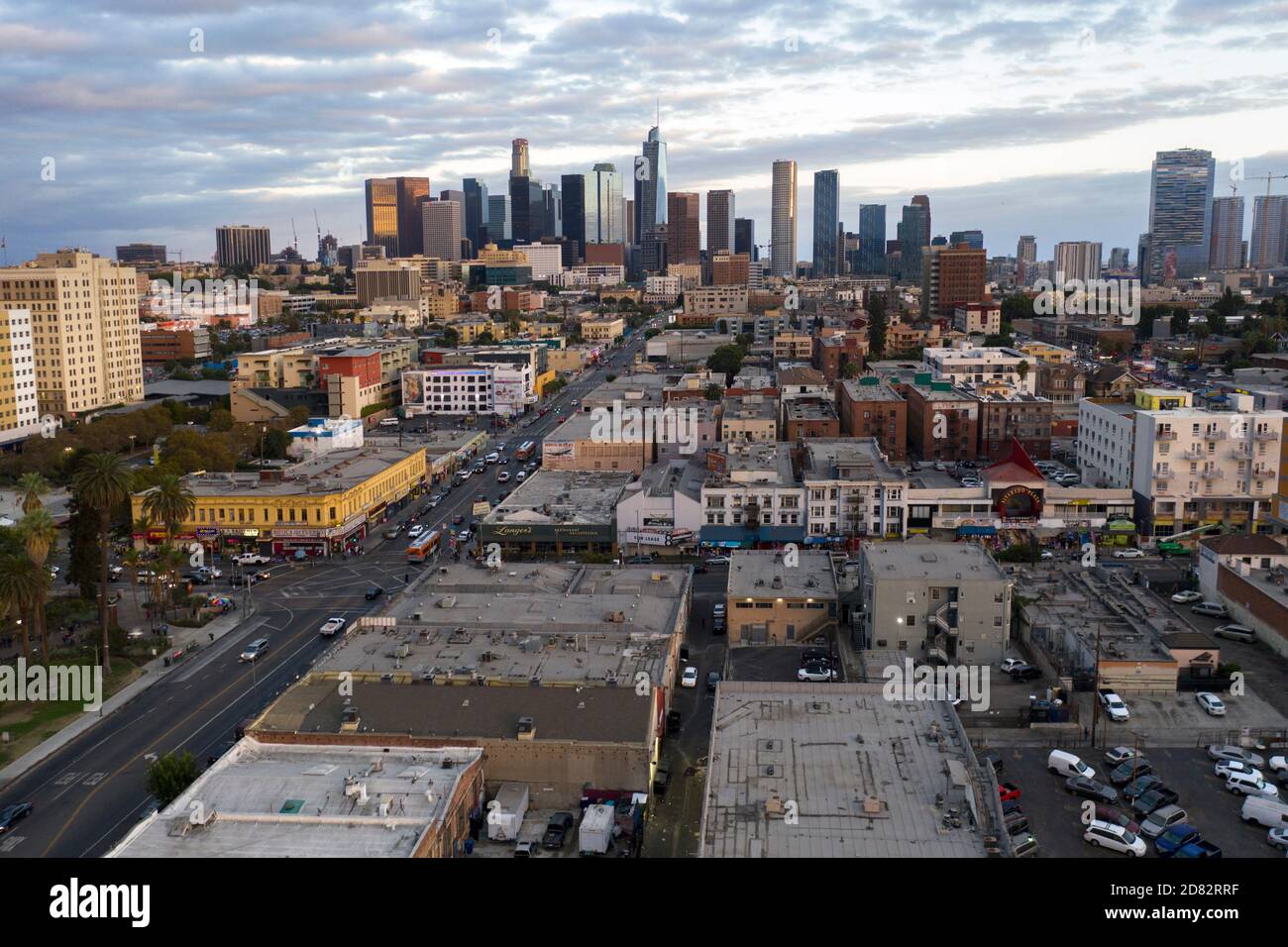 Vista aerea serale del quartiere di Westlake vicino al centro di Los Angeles con lo skyline in lontananza Foto Stock