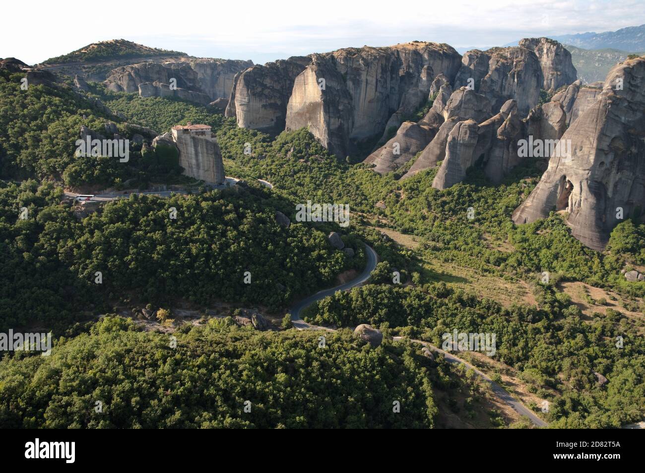 Strada tortuosa attraversa il paesaggio della Meteora per andare Al monastero di Roussanou Foto Stock