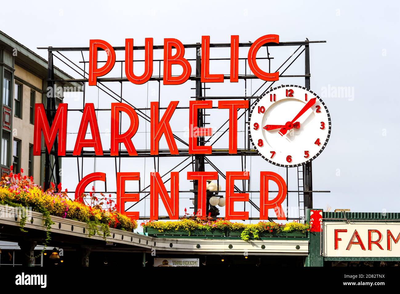 Il Pike Place Market è il più antico mercato agricolo della West Coast. E ogni anno, più di 10 milioni di persone visitano il mercato. Seattle-Washington, Stati Uniti Foto Stock