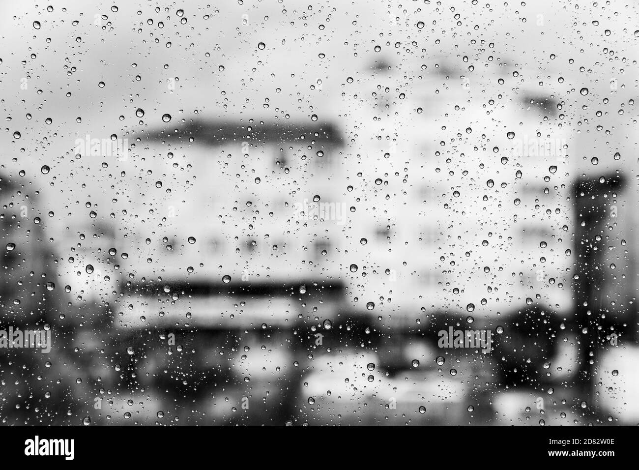 Foto astratta di gocce d'acqua sulla finestra Foto Stock