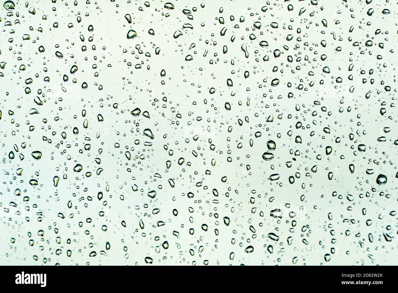 Foto astratta di gocce d'acqua sulla finestra Foto Stock