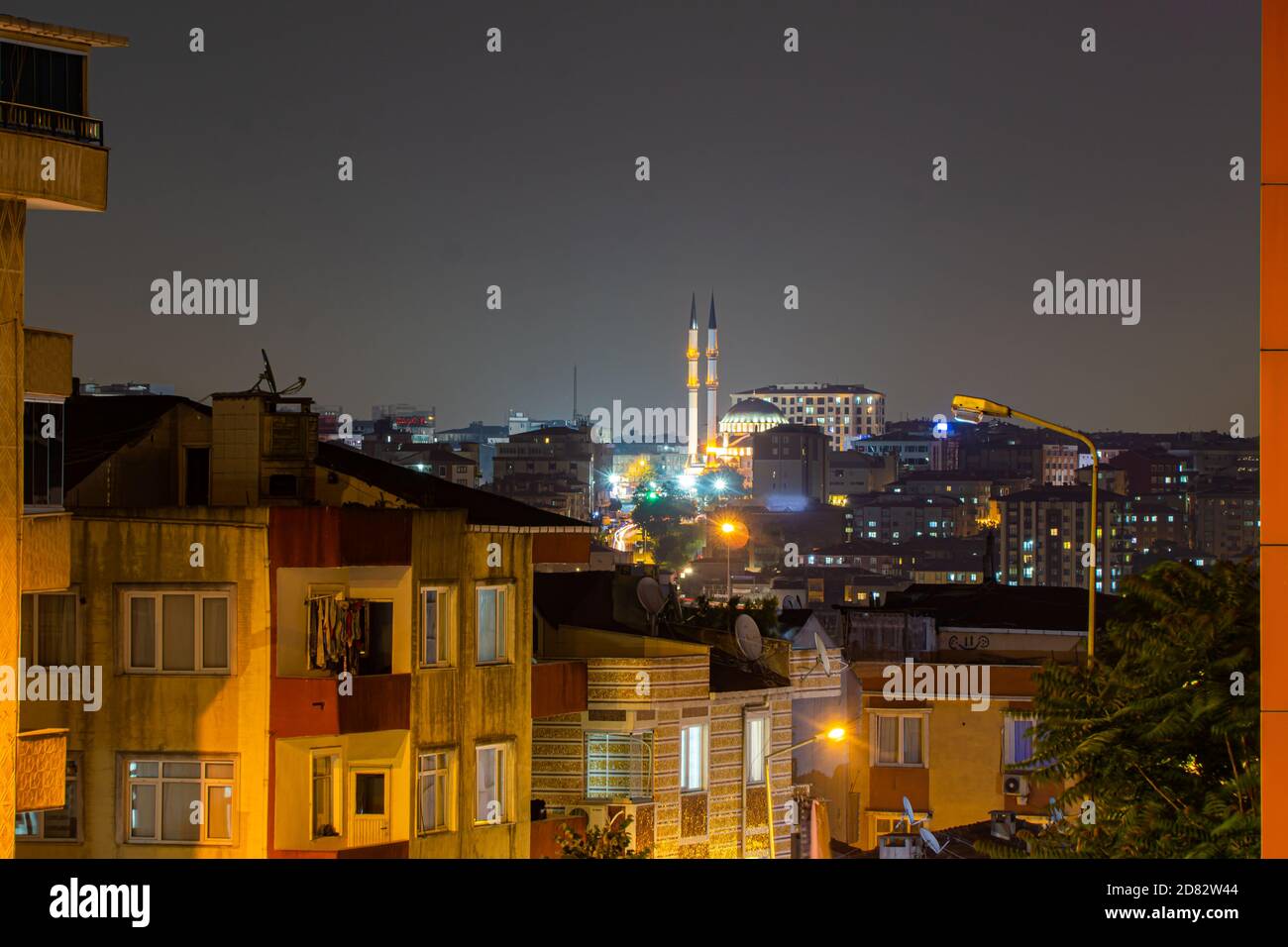 Una moschea e edifici vicini a Istanbul Foto Stock