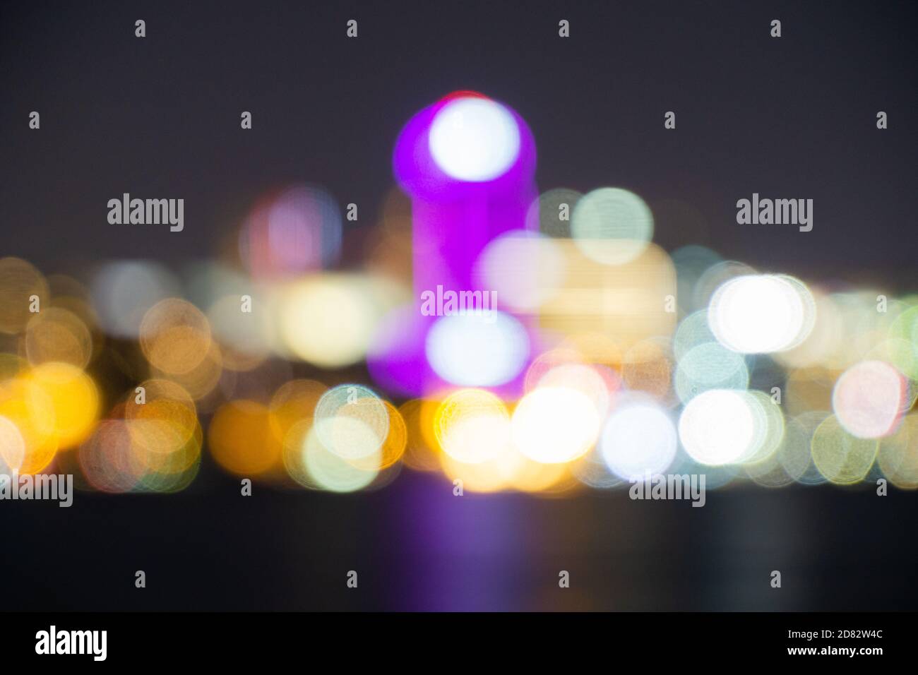 Colorato bokeh di luci della città Foto Stock