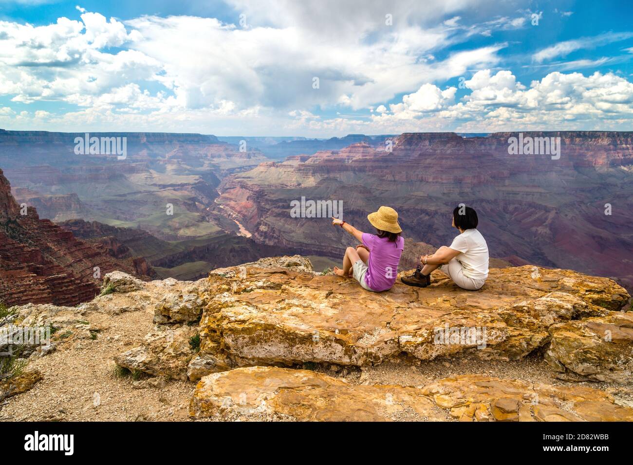 Due donne che viaggiano godendo di splendide vedute del Grand Canyon, Arizona-USA Foto Stock