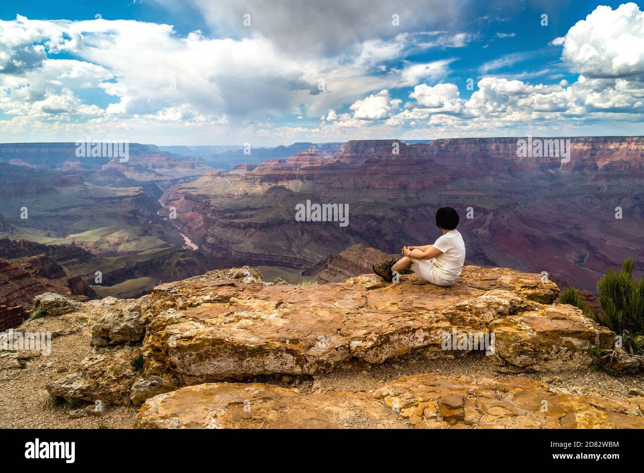 Il viaggiatore femminile gode di splendide vedute del Grand Canyon, Arizona-USA Foto Stock