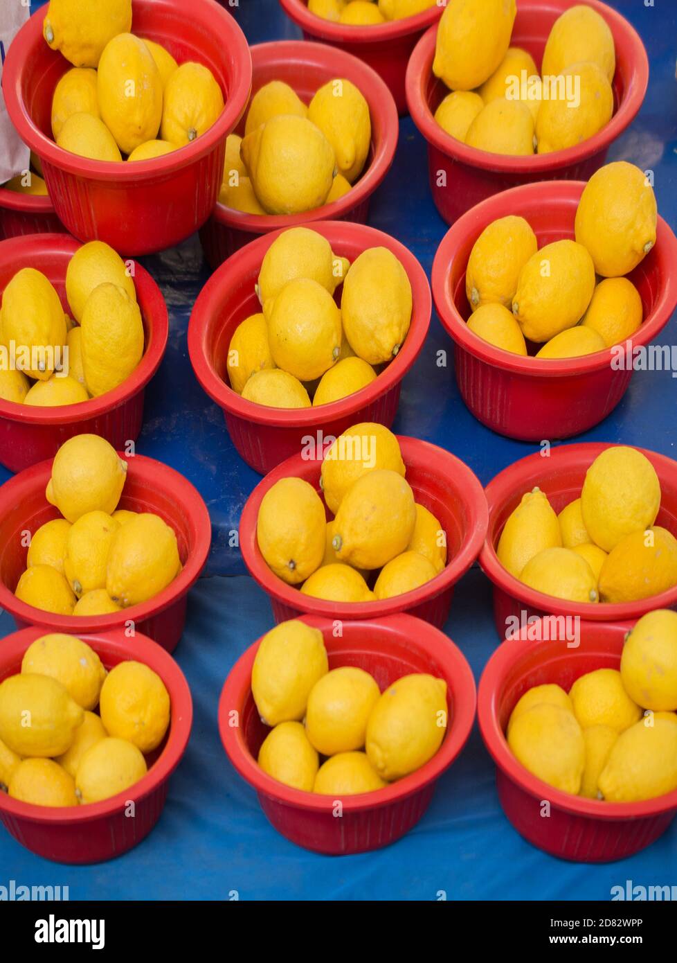 Limoni Agrumi su un mercato come texture di sfondo o Foto Stock