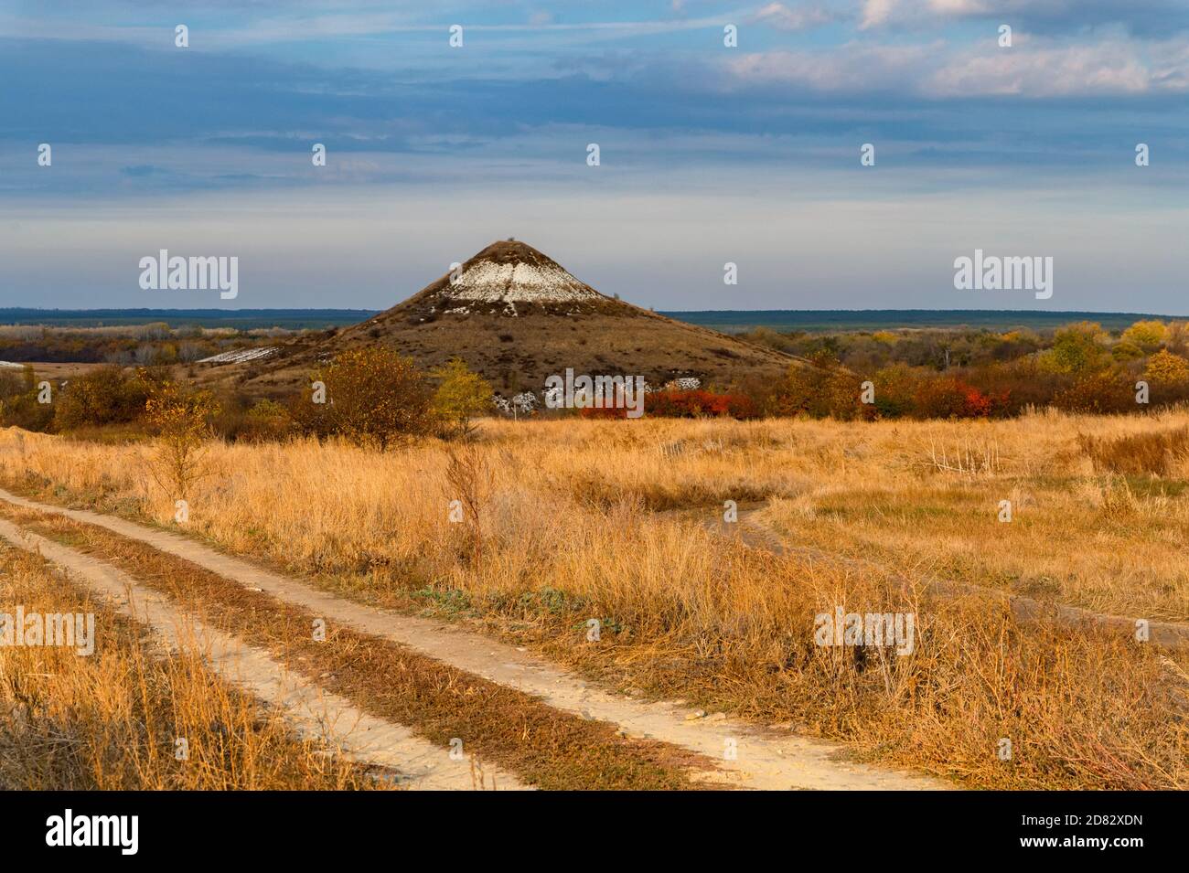 Vista in lontananza della collina di chalk butte in autunno Foto Stock